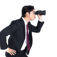 暇さえあればエゴサー社員、双眼鏡で監視リサーチの写真