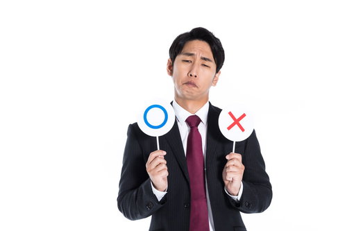 正解が分からず最後まで悩む○×クイズの男性