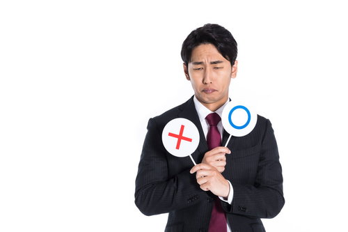 クイズの正解が分からず諦めモードの男性の困惑した表情