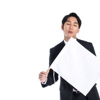 降伏する気がない会社員が白旗を掲げるビジネスマンの写真