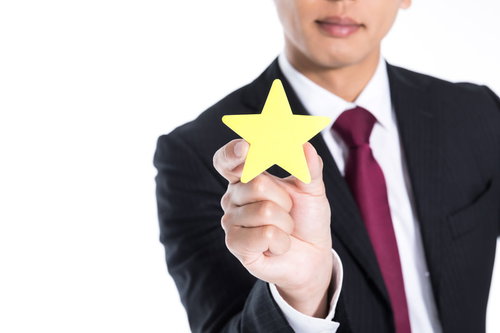 1つ星を掲げるスーツ姿の男性
