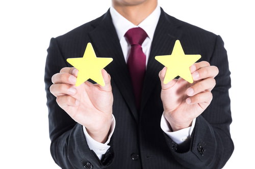 この会社の評価は星2つです、ダークスーツの男性が表現