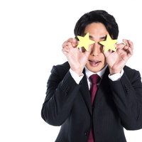大事な箇所を★で隠すマン～星で目元を隠すスーツ姿の男性の写真