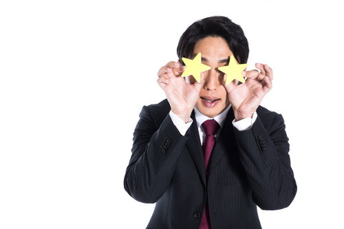 大事な箇所を★で隠すマン～星で目元を隠すスーツ姿の男性