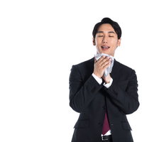 ハンカチで口元を拭ってスッキリとした笑顔の男性の写真