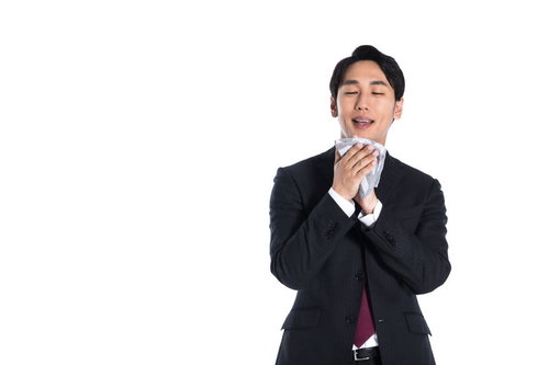 ハンカチで口元を拭ってスッキリとした笑顔の男性