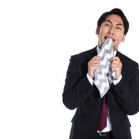 感情をコントロールできない男性（タオルを噛む）の写真