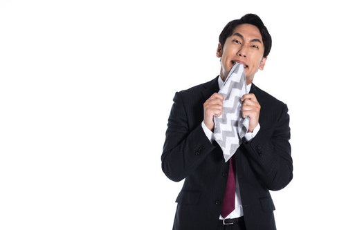 感情をコントロールできない男性（タオルを噛む）