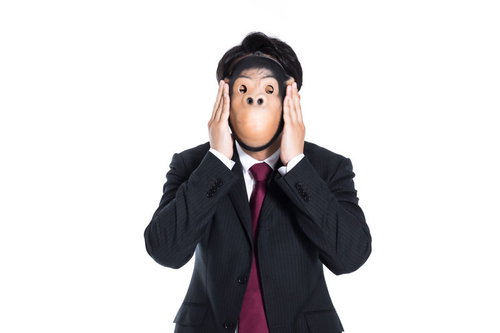 都合の悪いことは聞かザル社員、赤いネクタイのスーツ姿で耳を塞ぐ