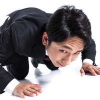 相手の表情を見上げるクレーム対応の土下座の写真