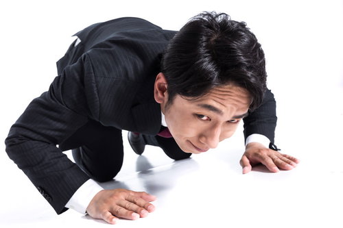 相手の表情を見上げるクレーム対応の土下座
