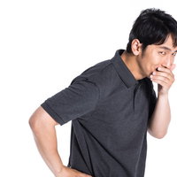 悪い噢を拡散するひそひそ話をする男性の口コミの写真