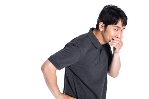 悪い噢を拡散するひそひそ話をする男性の口コミ