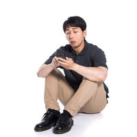 やることがないとすぐスマホを触る系男性の悩みと孤独の写真