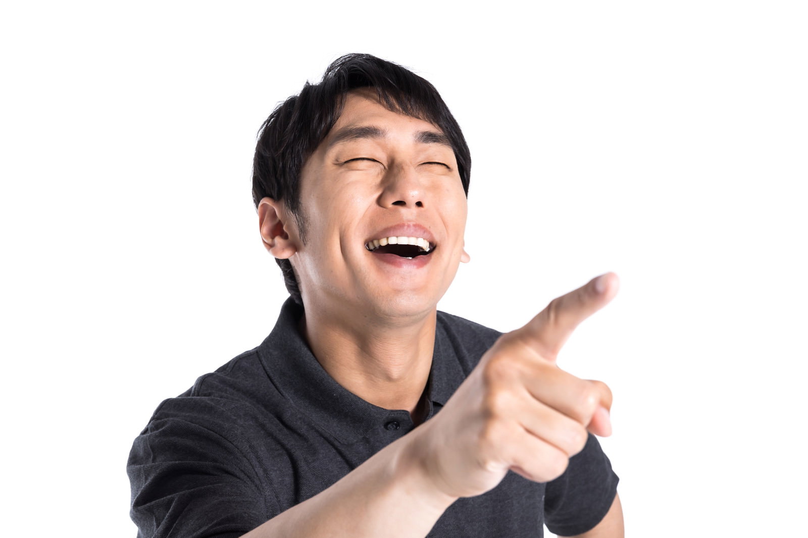 黒いシャツを着た男性が指差しをしながら笑顔を見せている様子［モデル：大川竜弥］