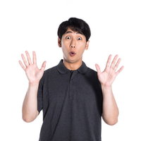 びっくり担当のエキストラ・お手上げポーズの男性の写真