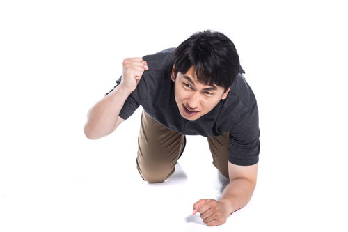 ふざけやがって・・・膝をついて悔しがる男性