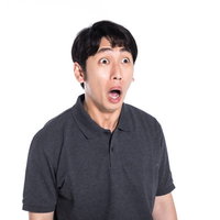 開いた口が塞がらない男子の驚きの表情、目が点になる瞬間の写真