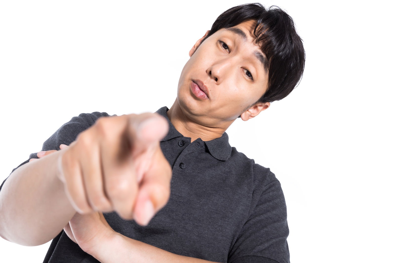 憮然とした態度で指摘するグレーシャツの男性［モデル：大川竜弥］