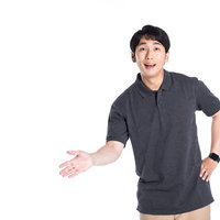 少し下がってくださいと説明する誘導係の男性の写真
