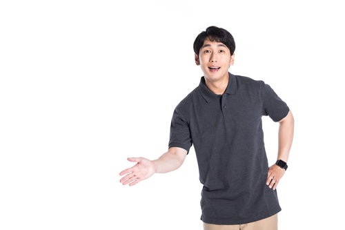 少し下がってくださいと説明する誘導係の男性