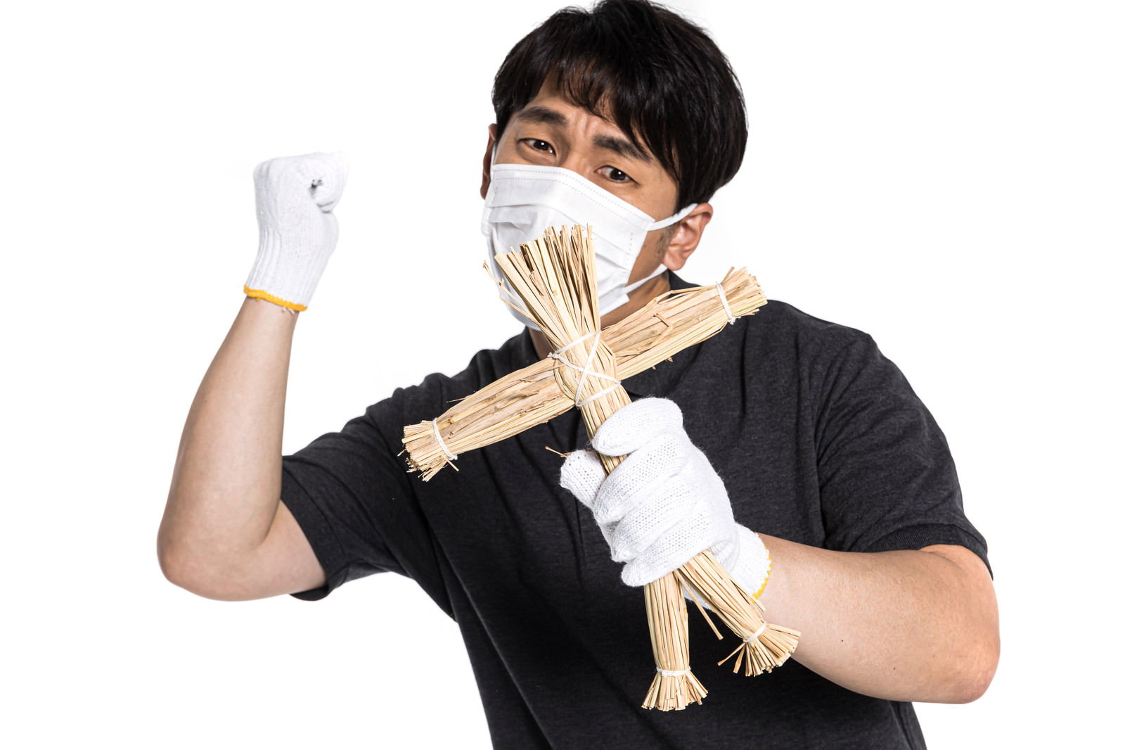 白いマスクをした男性が藁人形を手に持ち恨みを込める様子［モデル：大川竜弥］
