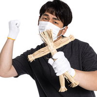 正体を明かさず藁人形に恨みを込める白いマスク姿の男性の写真