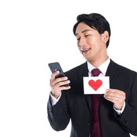 リツイートよりいいね派のツイッタラー、ハートカードを掲げるの写真