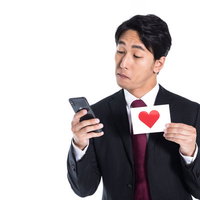 知り合いに「いいね」を催促する自称インフルエンサーの写真
