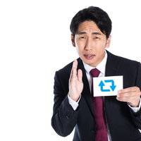 知り合いに拡散を依頼するスーツ姿の自称インフルエンサー男性の写真