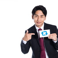 RTをお願いするマン：スーツ姿で青いカードを掲げる男性の写真