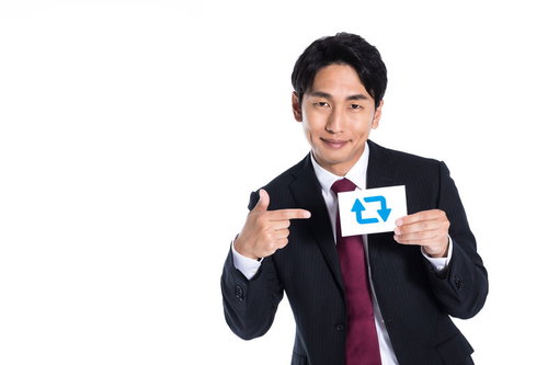 RTをお願いするマン：スーツ姿で青いカードを掲げる男性