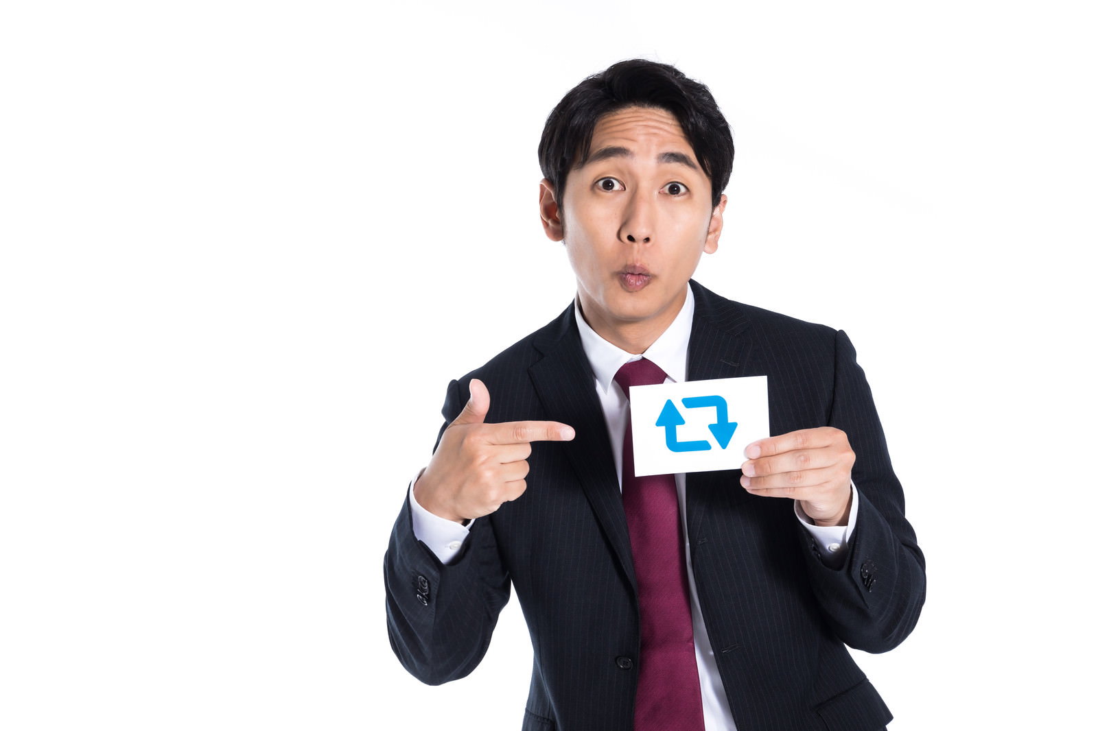 青いRTマークを指差すスーツ姿の男性［モデル：大川竜弥］