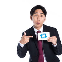 バズマーケティングを掲げる男性の写真