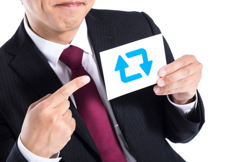 拡散込みの案件を提案するスーツ姿の営業男性