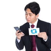 渾身のネタツイートが0RTの落胆するスーツ男性の写真