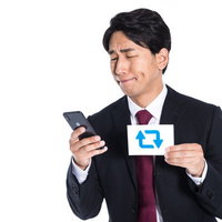 拡散力のあるツイッタラーを探すエージェント、スマートフォンと名刺の写真