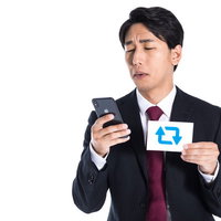 【拡散希望】ツイートが伸びないスーツ姿の男性の写真
