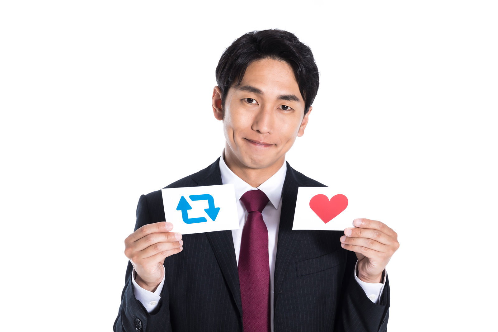 リツイートマークといいねマークを両手に持つスーツ姿のビジネスマン［モデル：大川竜弥］