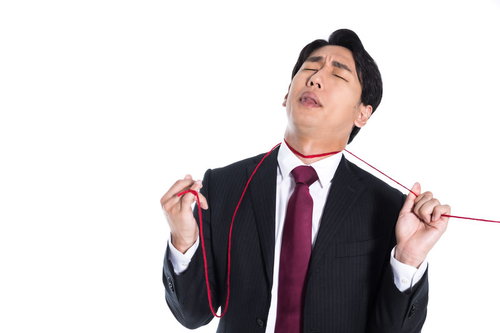 運命の赤い糸が首に巻き付き苦しむスーツ姿の男性