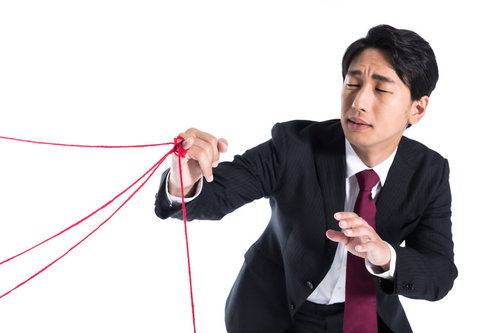 複数の赤い糸に絡まる突然のモテ期到来に戸惑う男性