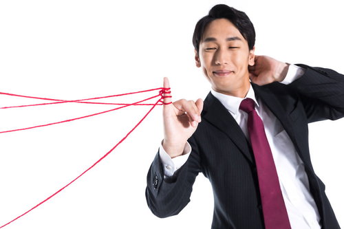 赤い糸を引く恋愛上手の若手社員スーツビジネスマン
