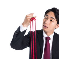 浮気がバレてフラレまくる男性と赤い糸で見つめる運命の写真