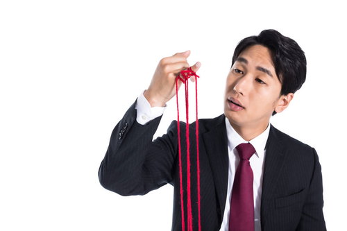 浮気がバレてフラレまくる男性と赤い糸で見つめる運命