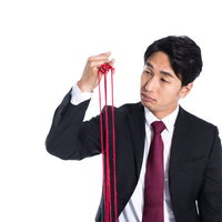 付き合っても仕事の都合ですぐ別れてしまう失恋社員と赤い糸の写真