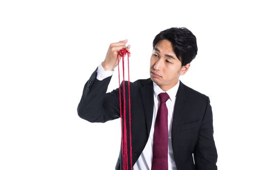 付き合っても仕事の都合ですぐ別れてしまう失恋社員と赤い糸