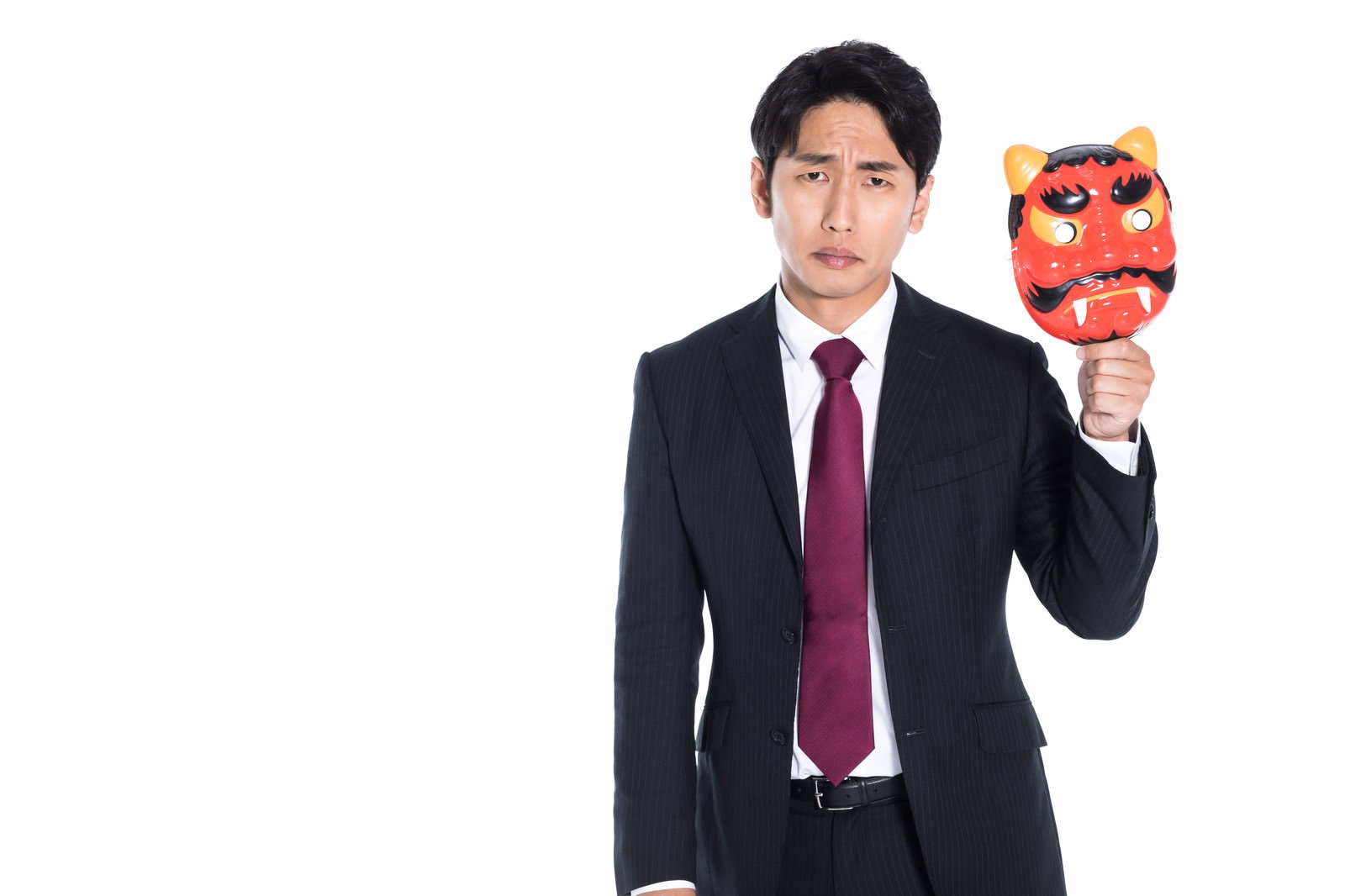 頬をふくらませて腕組みする怒り顔のビジネスマン［モデル：大川竜弥］