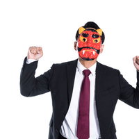 鬼のように怒る会社員の写真