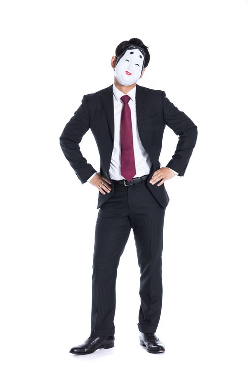 二面性をもったスーツ姿の会社員男性のお面被写体