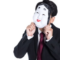 息子を装う怪しい男性〜おかめのお面で電話詐欺の写真